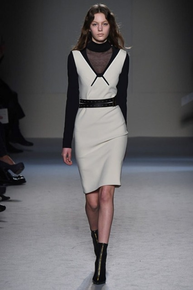 Roland Mouret: تصاميم كلاسيكية بنفحة عصرية