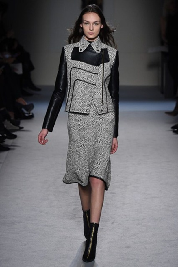 Roland Mouret: تصاميم كلاسيكية بنفحة عصرية