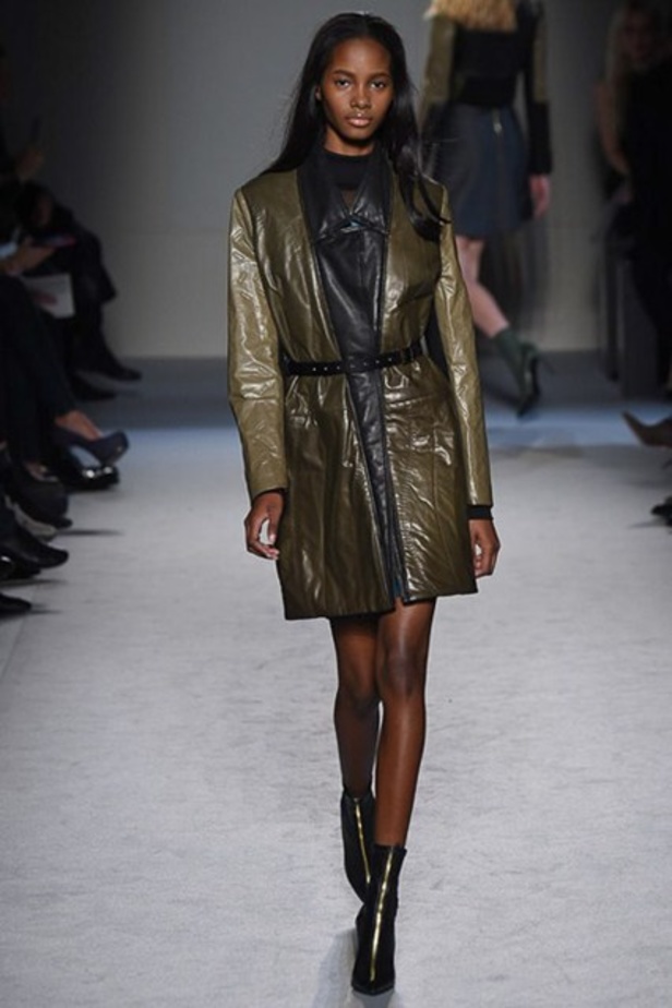 Roland Mouret: تصاميم كلاسيكية بنفحة عصرية