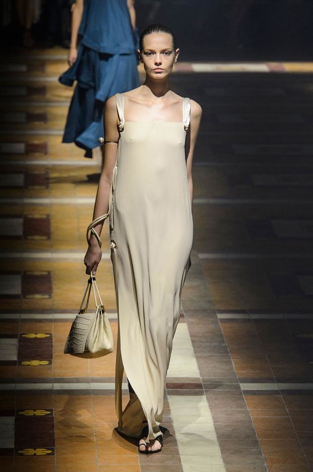 Lanvin .. أنوثة اللؤلؤ والدانتيل