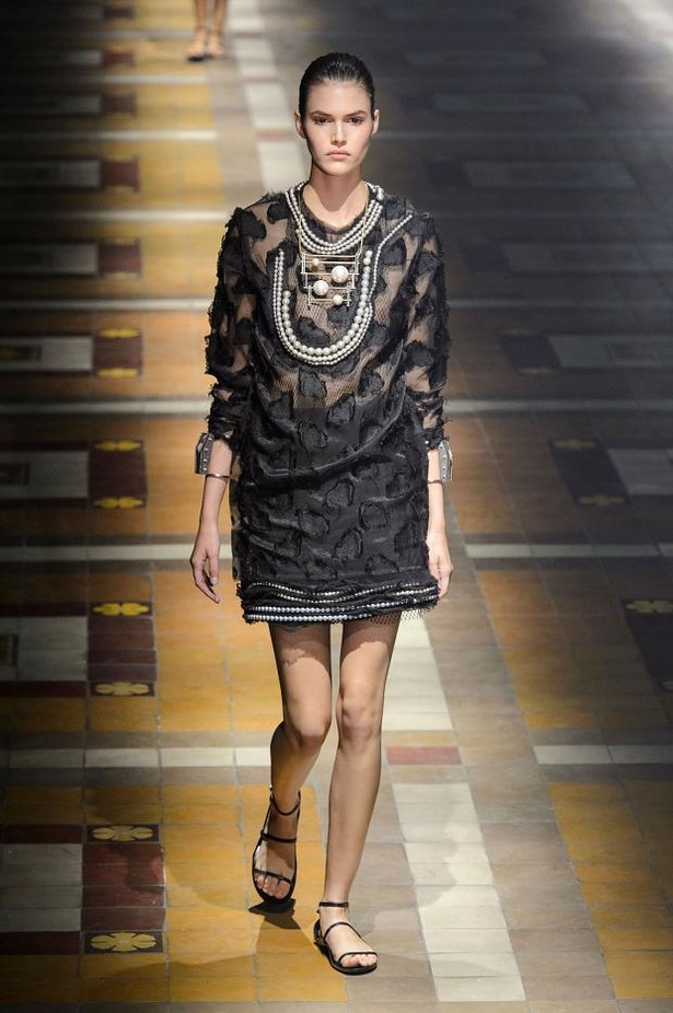 Lanvin .. أنوثة اللؤلؤ والدانتيل