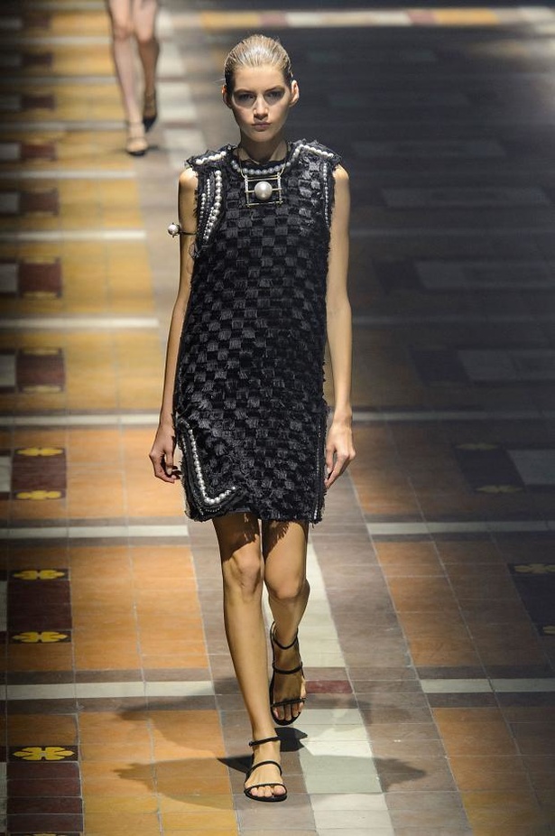 Lanvin .. أنوثة اللؤلؤ والدانتيل