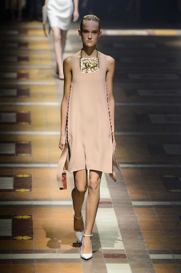 Lanvin .. أنوثة اللؤلؤ والدانتيل