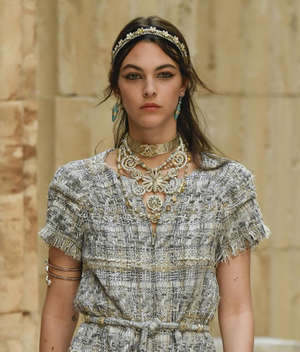 مجموعة شانيل كروز 2018 تعود بنا الى الحضارة اليونانية