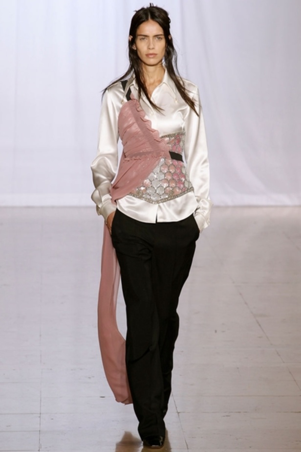 Maison Martin Margiela تضيف عنصر الابهار الى البذلة