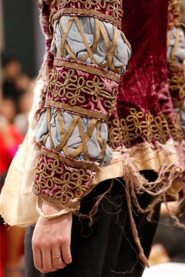 Maison Martin Margiela تضيف عنصر الابهار الى البذلة