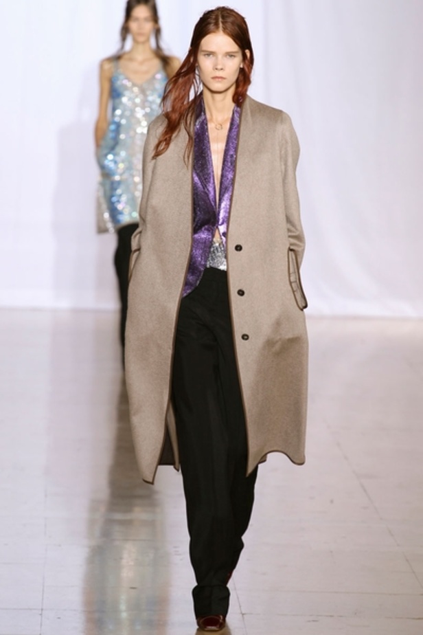 Maison Martin Margiela تضيف عنصر الابهار الى البذلة