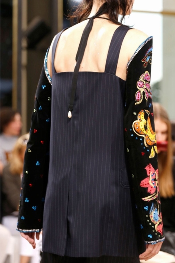 Maison Martin Margiela تضيف عنصر الابهار الى البذلة