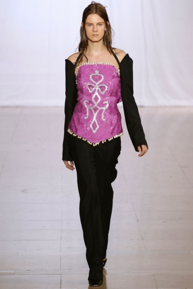 Maison Martin Margiela تضيف عنصر الابهار الى البذلة