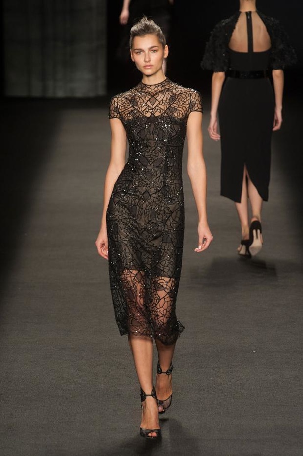 Monique Lhuillier: أزياء ملكية للإطلالات الفاخرة