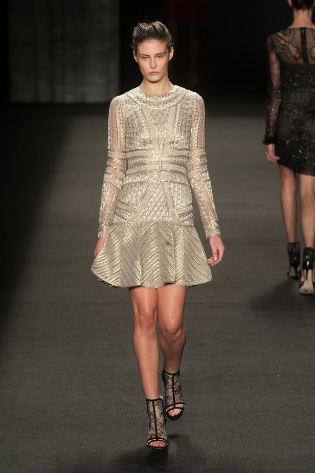 Monique Lhuillier: أزياء ملكية للإطلالات الفاخرة