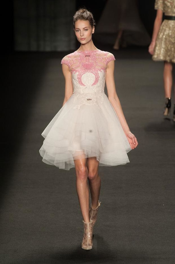 Monique Lhuillier: أزياء ملكية للإطلالات الفاخرة