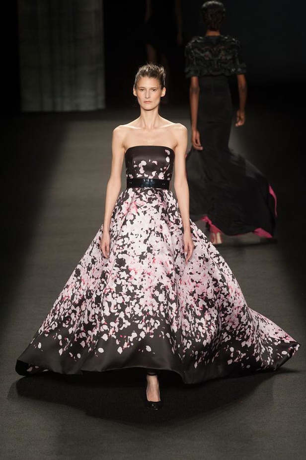 Monique Lhuillier: أزياء ملكية للإطلالات الفاخرة