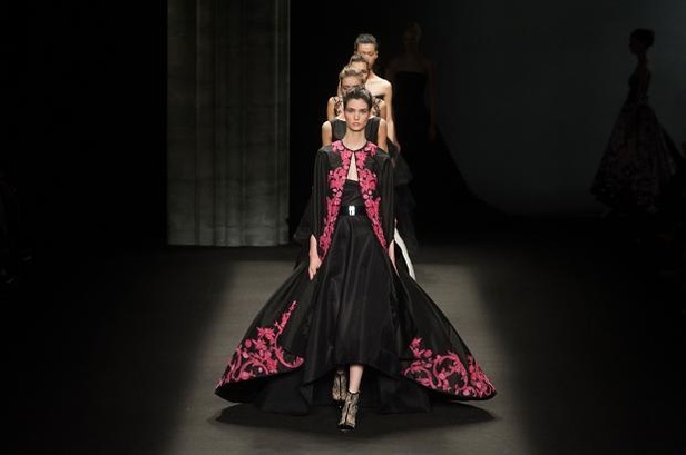 Monique Lhuillier: أزياء ملكية للإطلالات الفاخرة