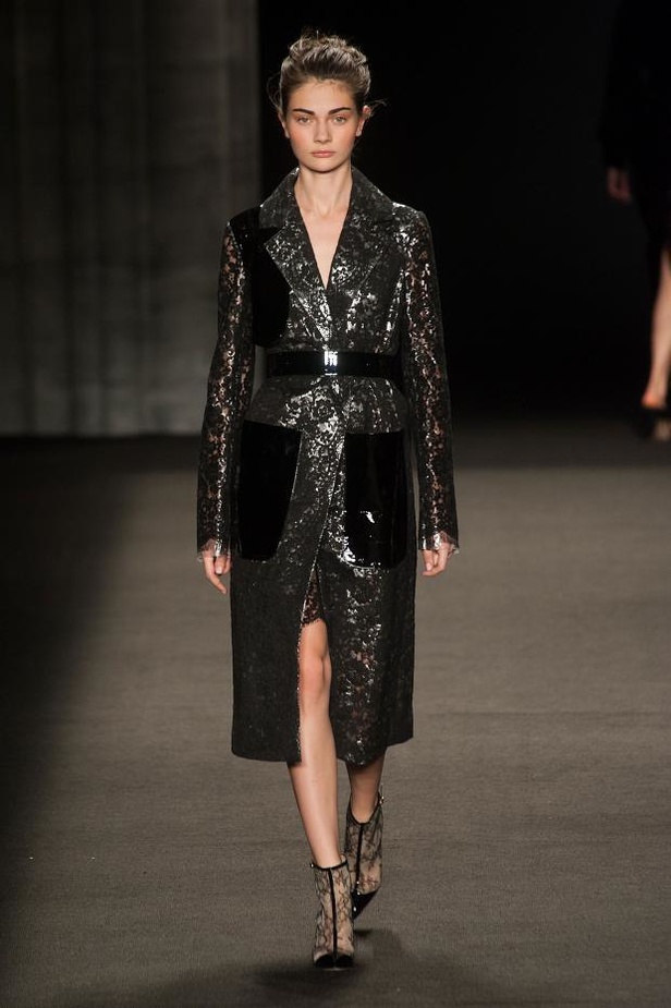 Monique Lhuillier: أزياء ملكية للإطلالات الفاخرة