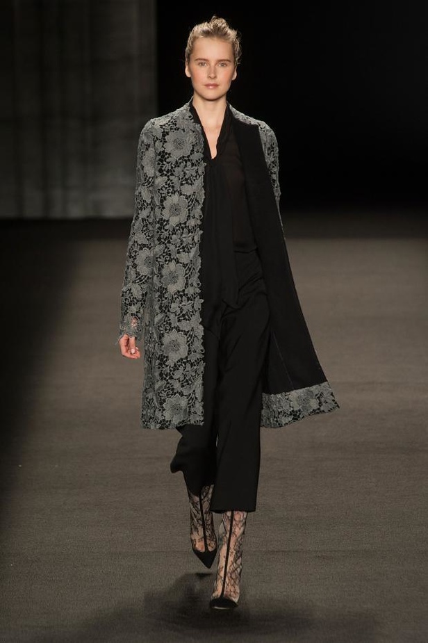 Monique Lhuillier: أزياء ملكية للإطلالات الفاخرة