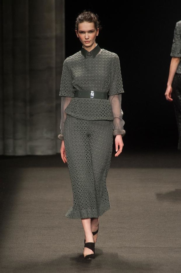 Monique Lhuillier: أزياء ملكية للإطلالات الفاخرة