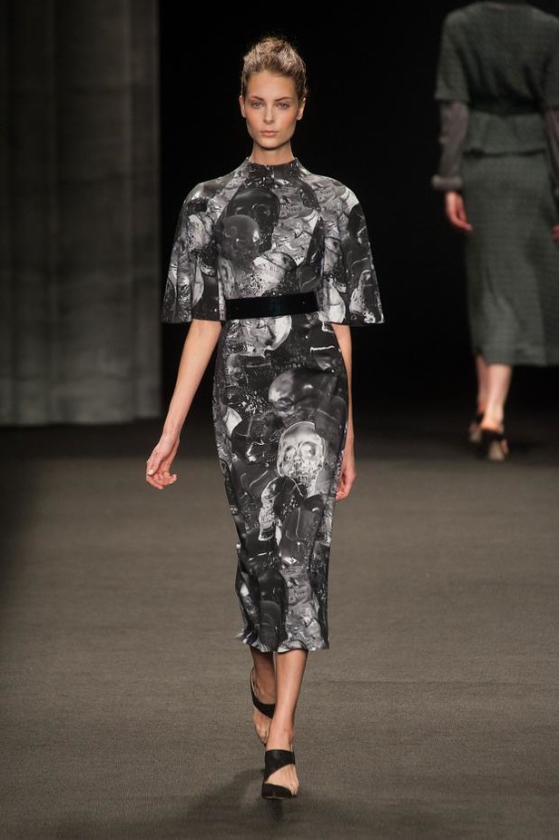 Monique Lhuillier: أزياء ملكية للإطلالات الفاخرة