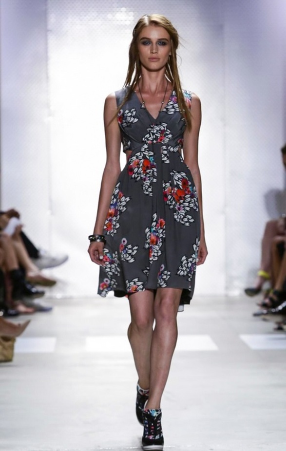 عالم من الألوان في مجموعةNicole Miller