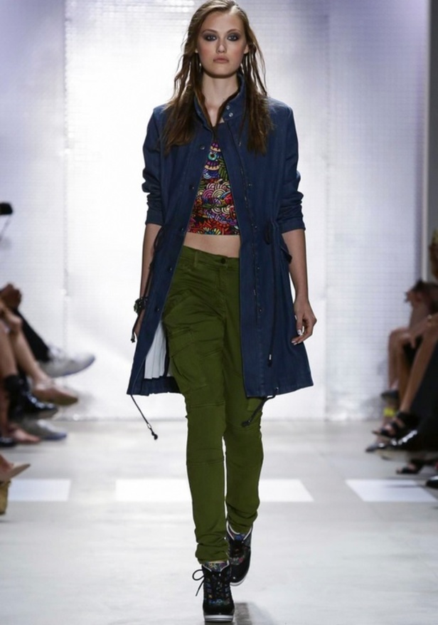 عالم من الألوان في مجموعةNicole Miller