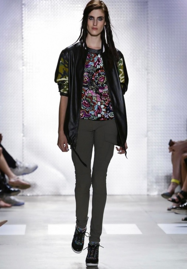 عالم من الألوان في مجموعةNicole Miller