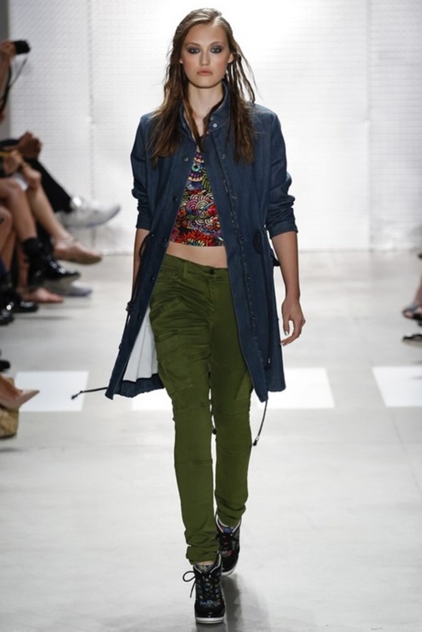 عالم من الألوان في مجموعةNicole Miller