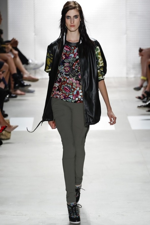 عالم من الألوان في مجموعةNicole Miller