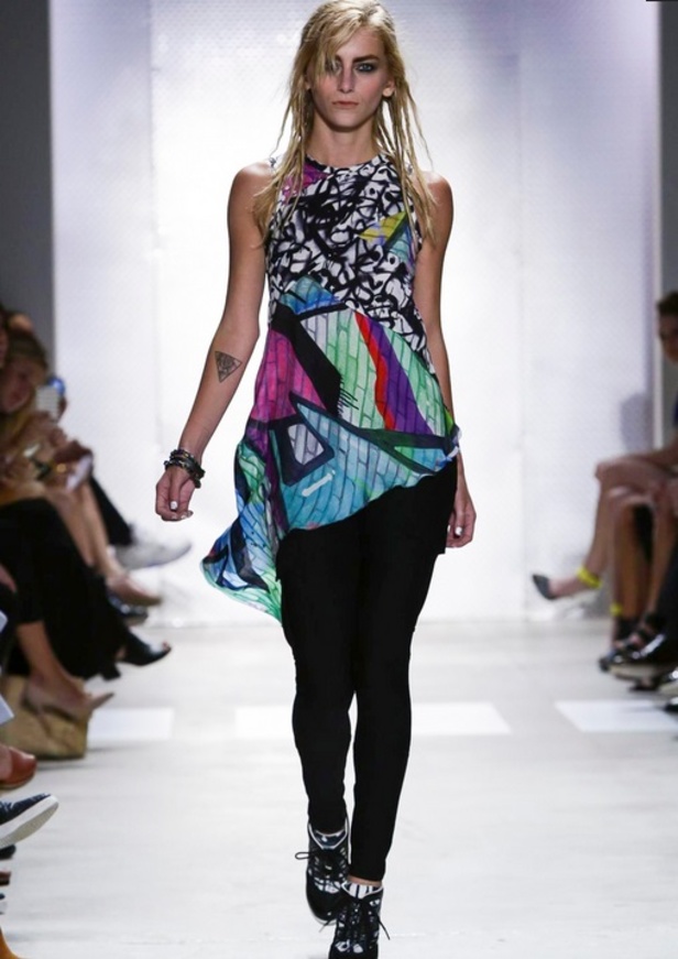 عالم من الألوان في مجموعةNicole Miller