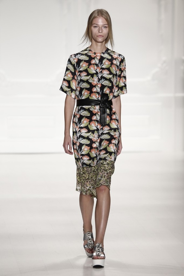 إطلالة شبابية من Noon By Noor