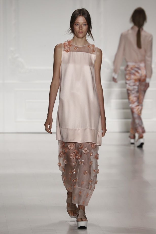 إطلالة شبابية من Noon By Noor