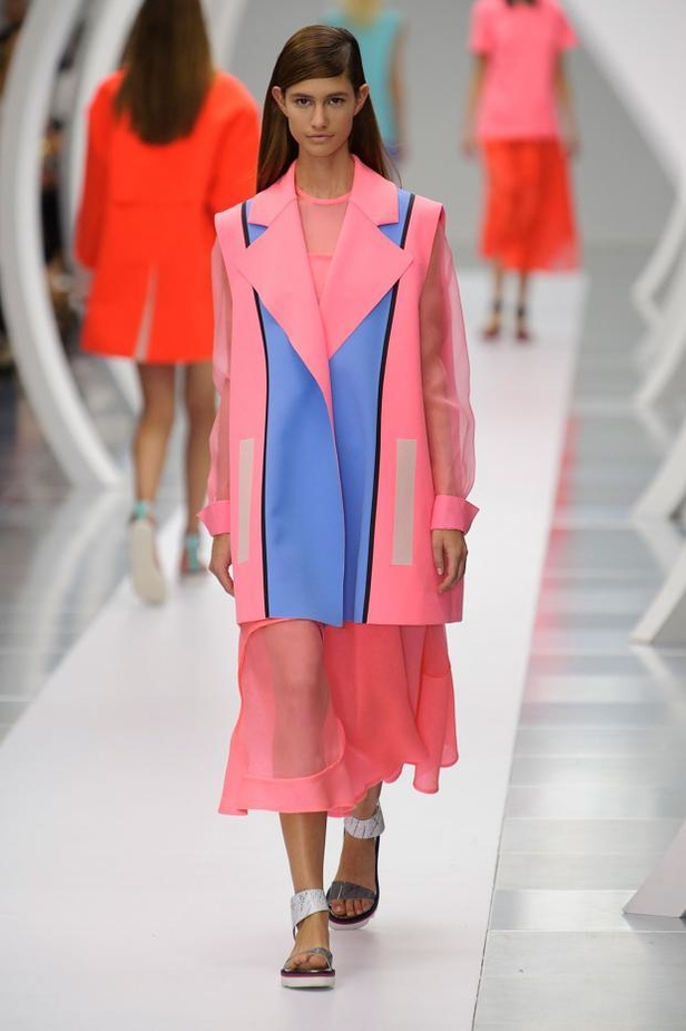 ربيع Roksanda.. مرح المراهقة وصرامة العمل