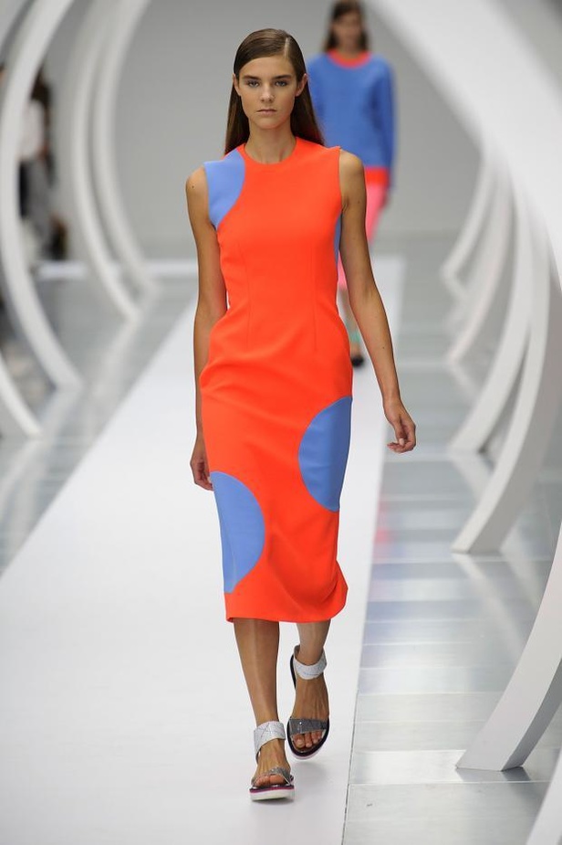 ربيع Roksanda.. مرح المراهقة وصرامة العمل