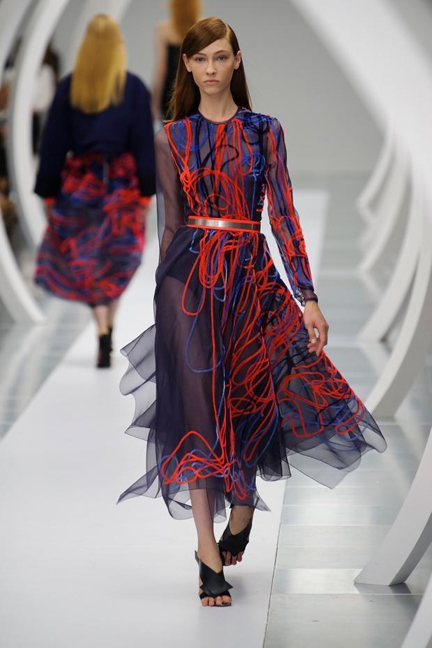 ربيع Roksanda.. مرح المراهقة وصرامة العمل