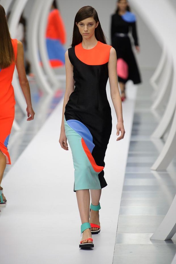 ربيع Roksanda.. مرح المراهقة وصرامة العمل