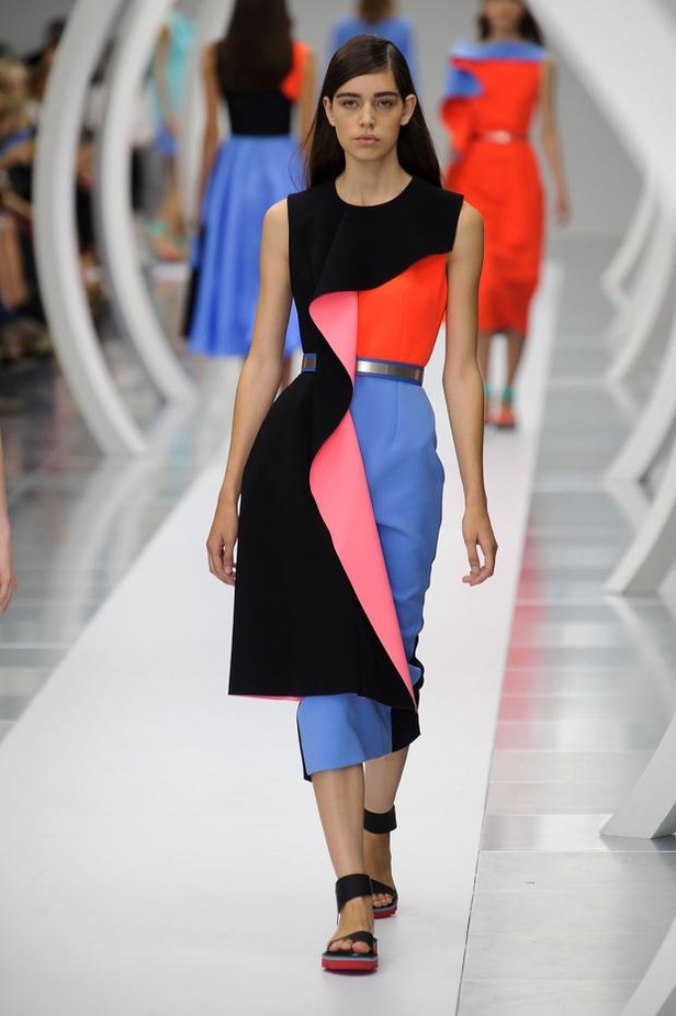 ربيع Roksanda.. مرح المراهقة وصرامة العمل