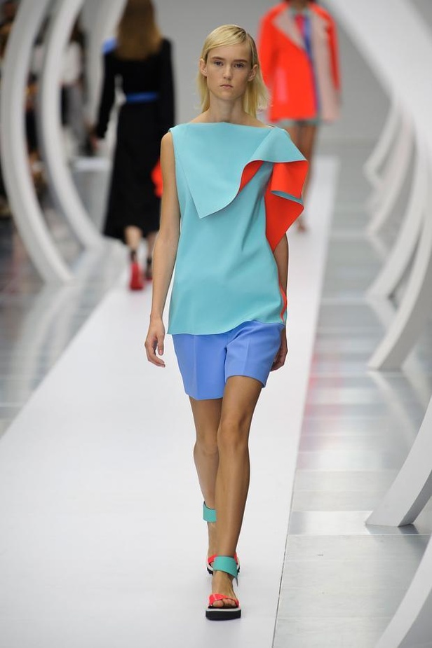 ربيع Roksanda.. مرح المراهقة وصرامة العمل