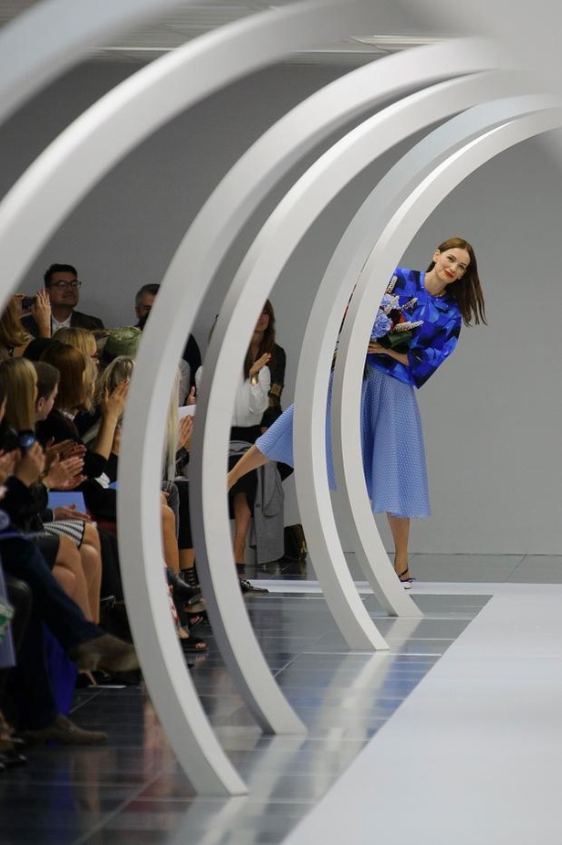 ربيع Roksanda.. مرح المراهقة وصرامة العمل