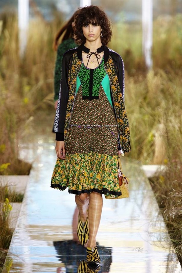 Coach تحتفل بصيف مفعم بالألوان..