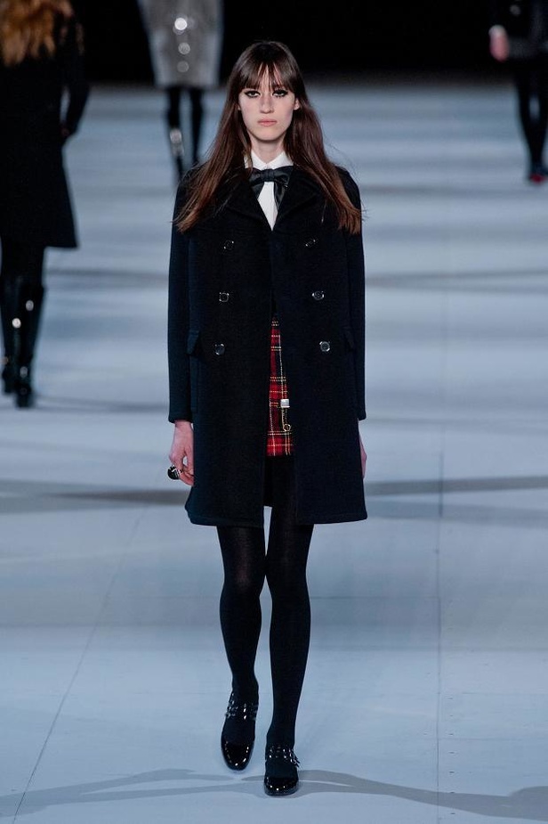 Saint Laurent... شباب ينبض بالحيوية والكلاسيكية معاً