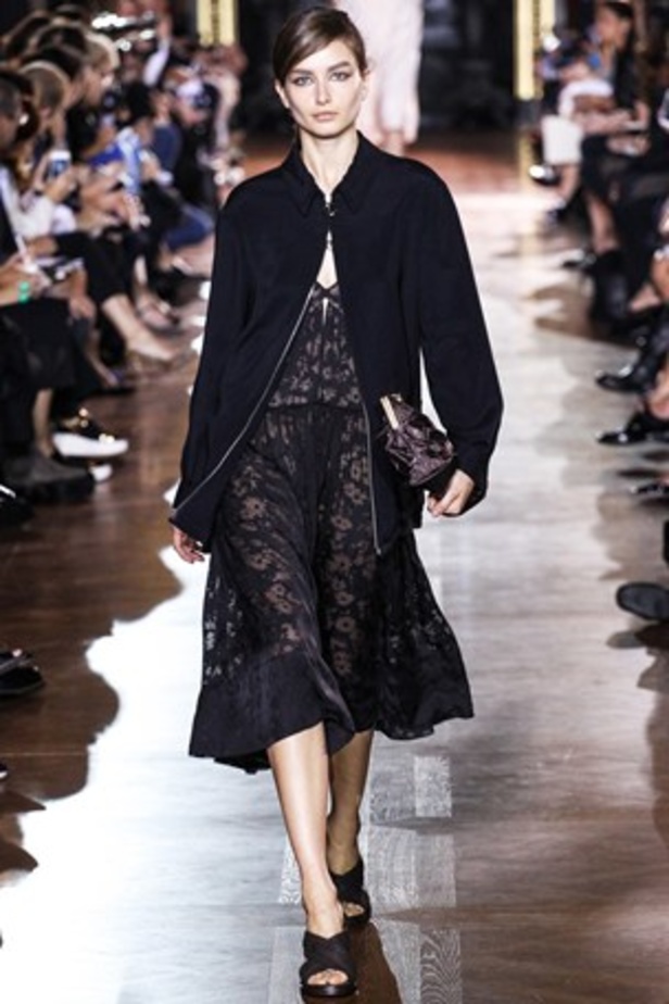 Stella McCartney تعيد للدانتيل رونقه