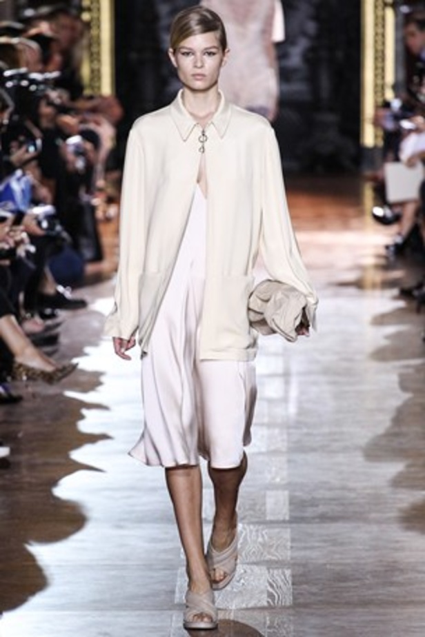 Stella McCartney تعيد للدانتيل رونقه