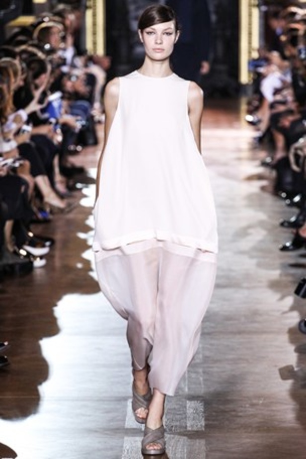 Stella McCartney تعيد للدانتيل رونقه