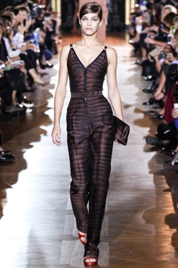 Stella McCartney تعيد للدانتيل رونقه