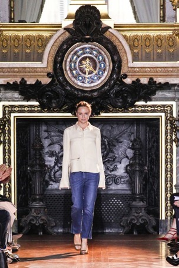 Stella McCartney تعيد للدانتيل رونقه