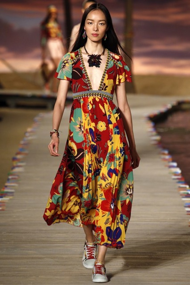 منصّة Tommy Hilfiger تحوّلت إلى جزيرة كاريبية!  