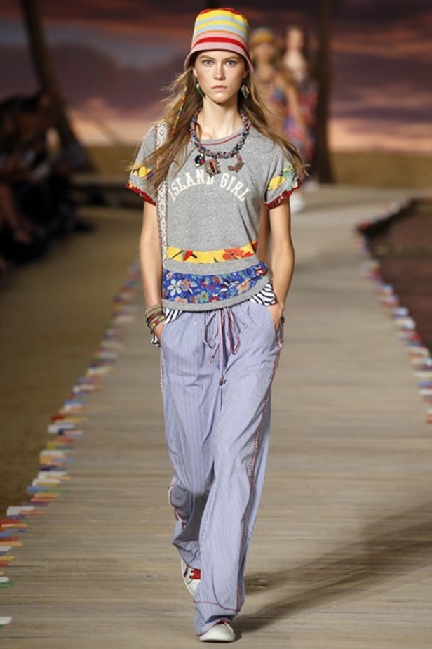 منصّة Tommy Hilfiger تحوّلت إلى جزيرة كاريبية!  