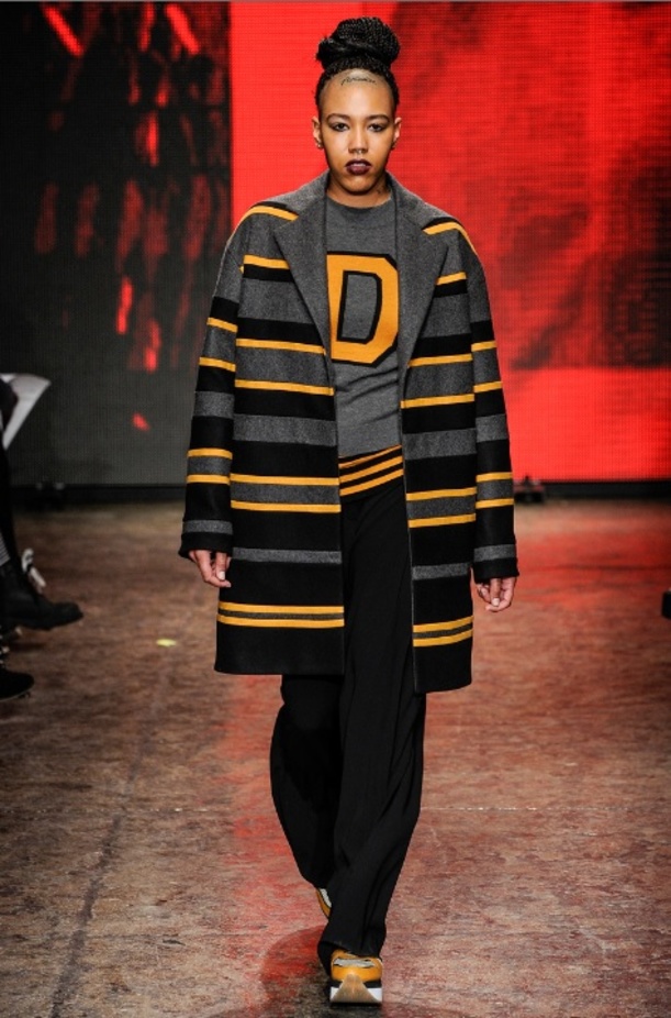 المصممة دونا كاران في نهاية عرض مجموعتها لخريف 2014 من أسبوع نيويورك للأزياء