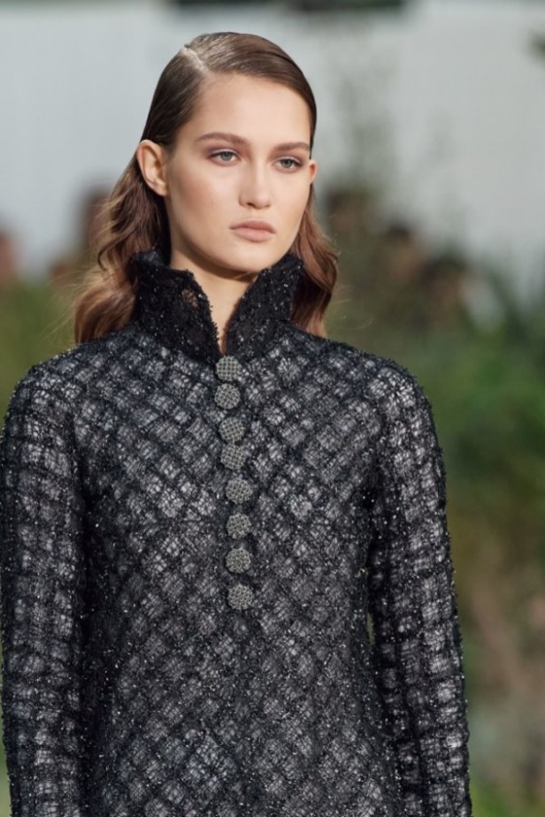 الأسود والأبيض.. عنوان مجموعة Chanel  من الألبسة الفاخرة لربيع وصيف 2020