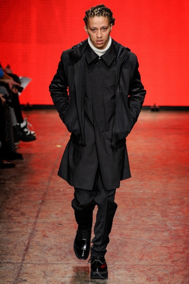 المصممة دونا كاران في نهاية عرض مجموعتها لخريف 2014 من أسبوع نيويورك للأزياء