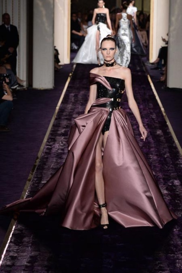 روح الخمسينيات في مجموعة الأزياء الفاخرة لخريف 2014 من Versace